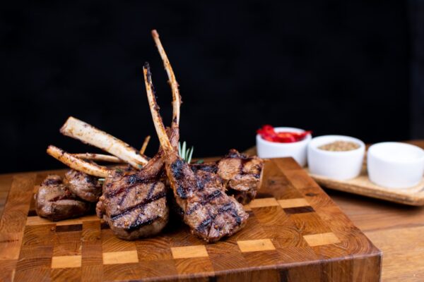 Найкращий Стейк Хаус у Львові: Мармурові стейки та доставка шашлику