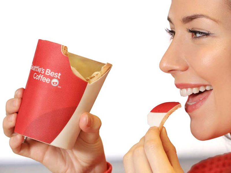 девушка ест чашку