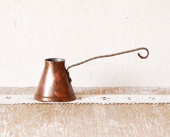 Срібна джезва з дерев'яною ручкою